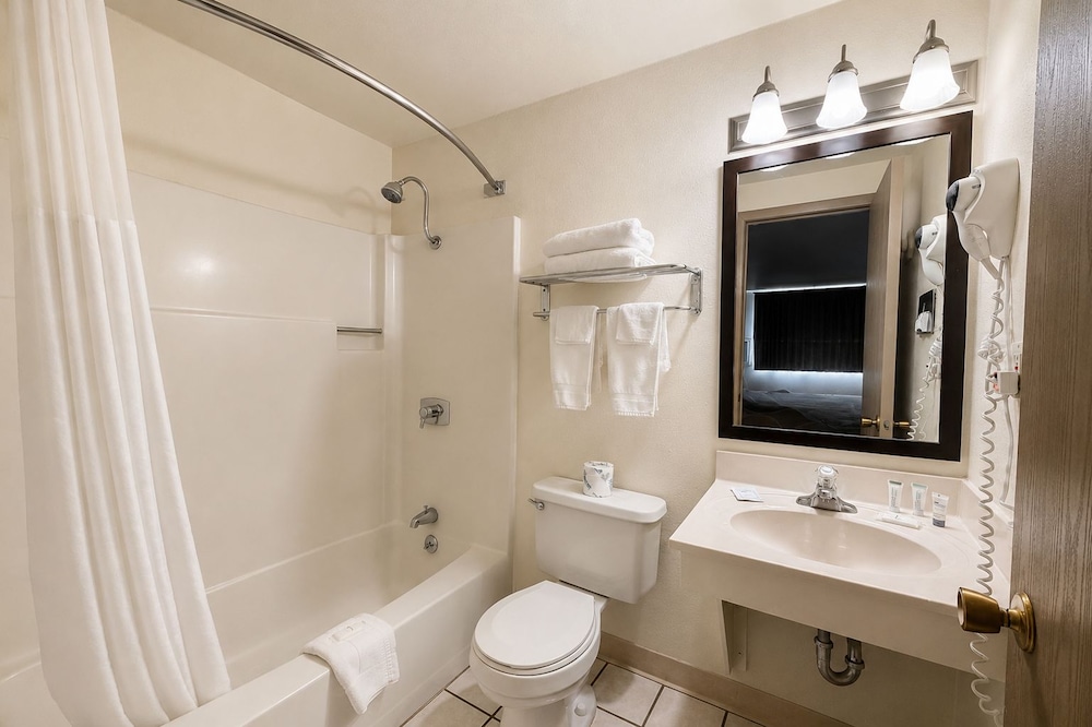 Room, King Bed, Jetted Tub, Fairbridge Inn And Suites 7/7