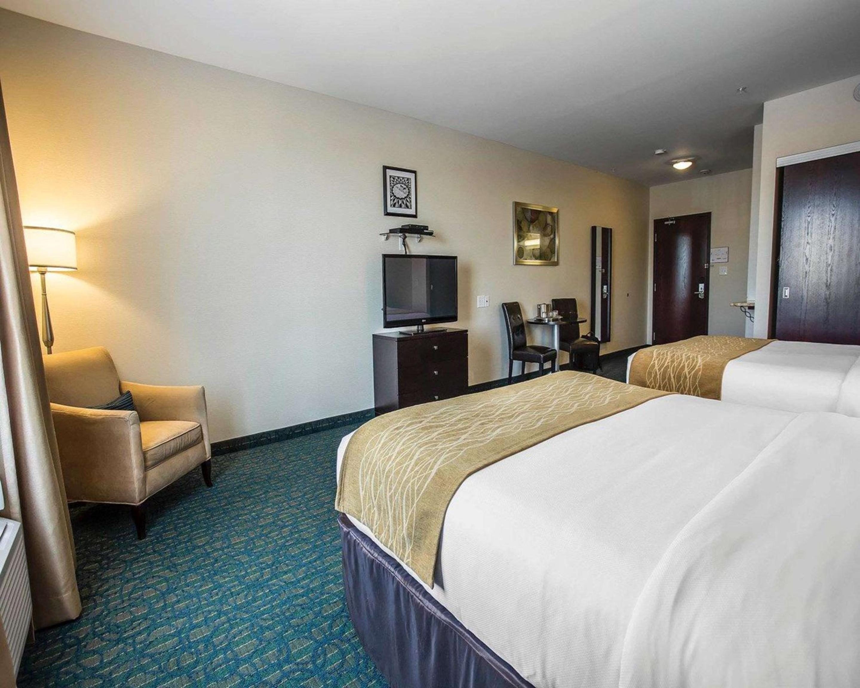 غرفة بسرير كينج وسريرين كوين، Comfort Hotel Bayers Lake 4/8