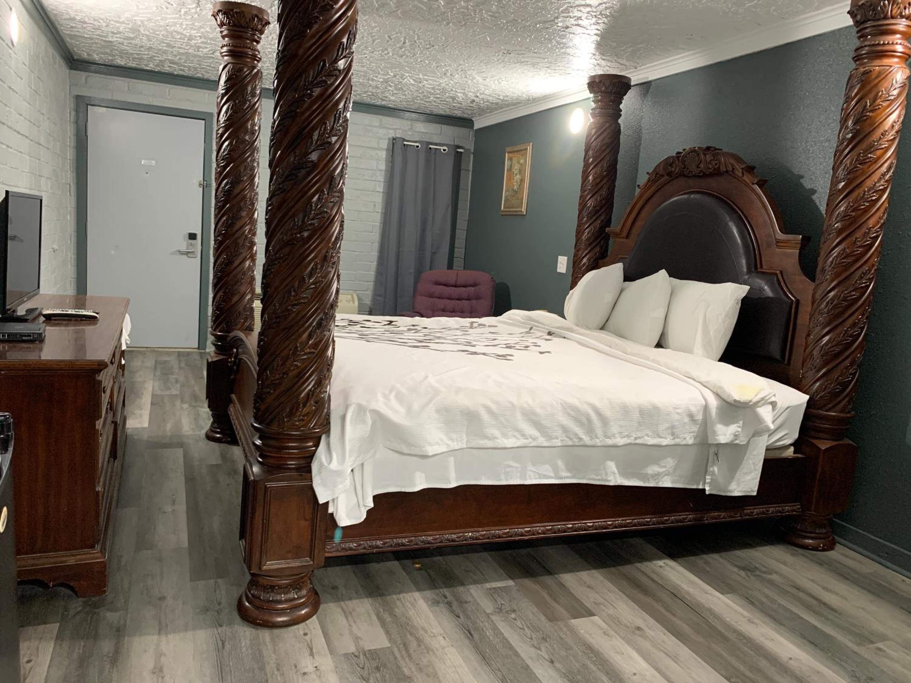 Knights Inn Tyler 24/55