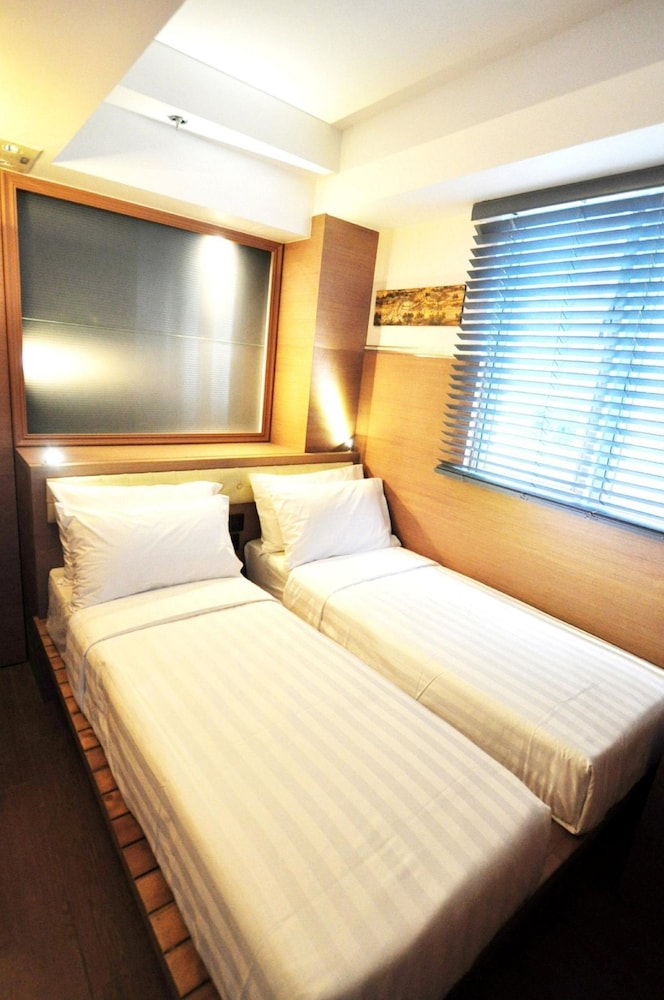 ROOM, TWIN BEDS
