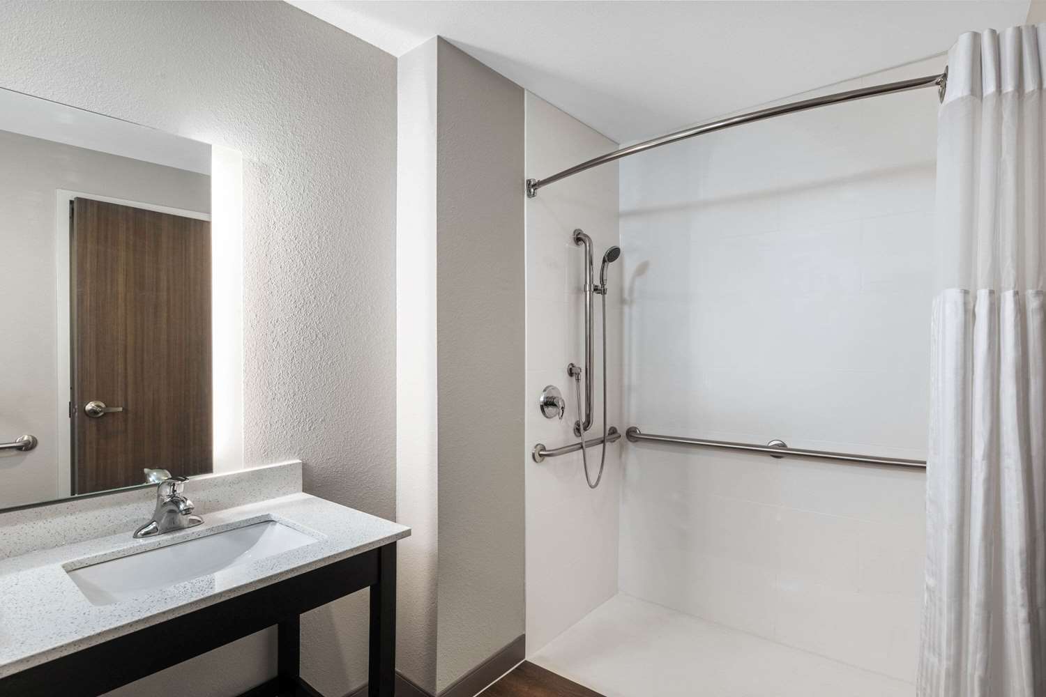La Quinta Inn & Suites by Wyndham Kansas City Beacon Hill 43/44