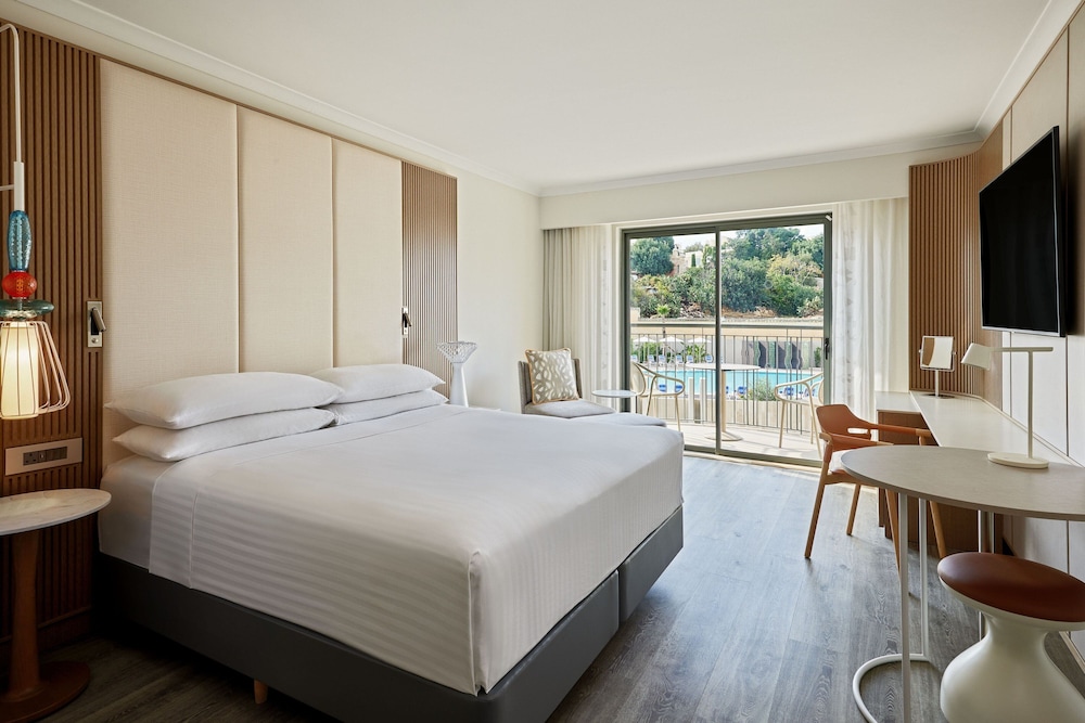 Deluxe, King Bed, Pool View, Balcony