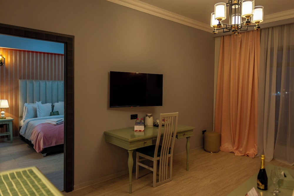 PHOENICIA EXPRESS HOTEL 42/49