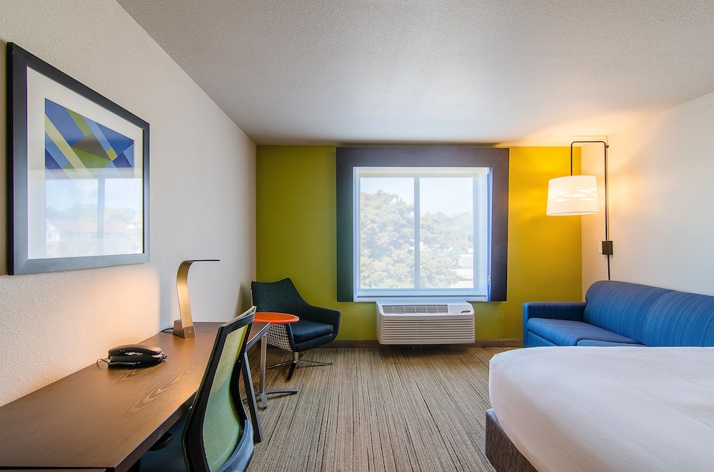 Holiday Inn Express And Suites Atchison 10/30