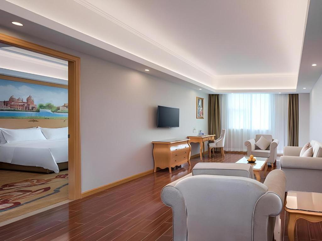 Vienna Hotel (Huizhoushi Lilin North Station) 48/58