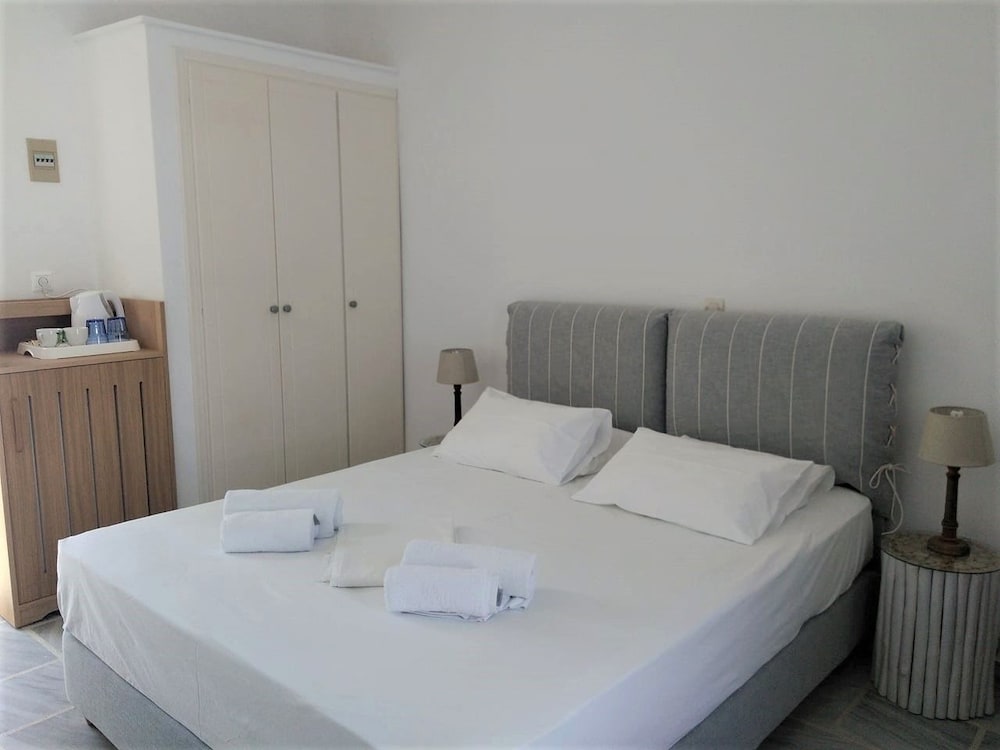 Despinas Rooms And Apartments 11/95