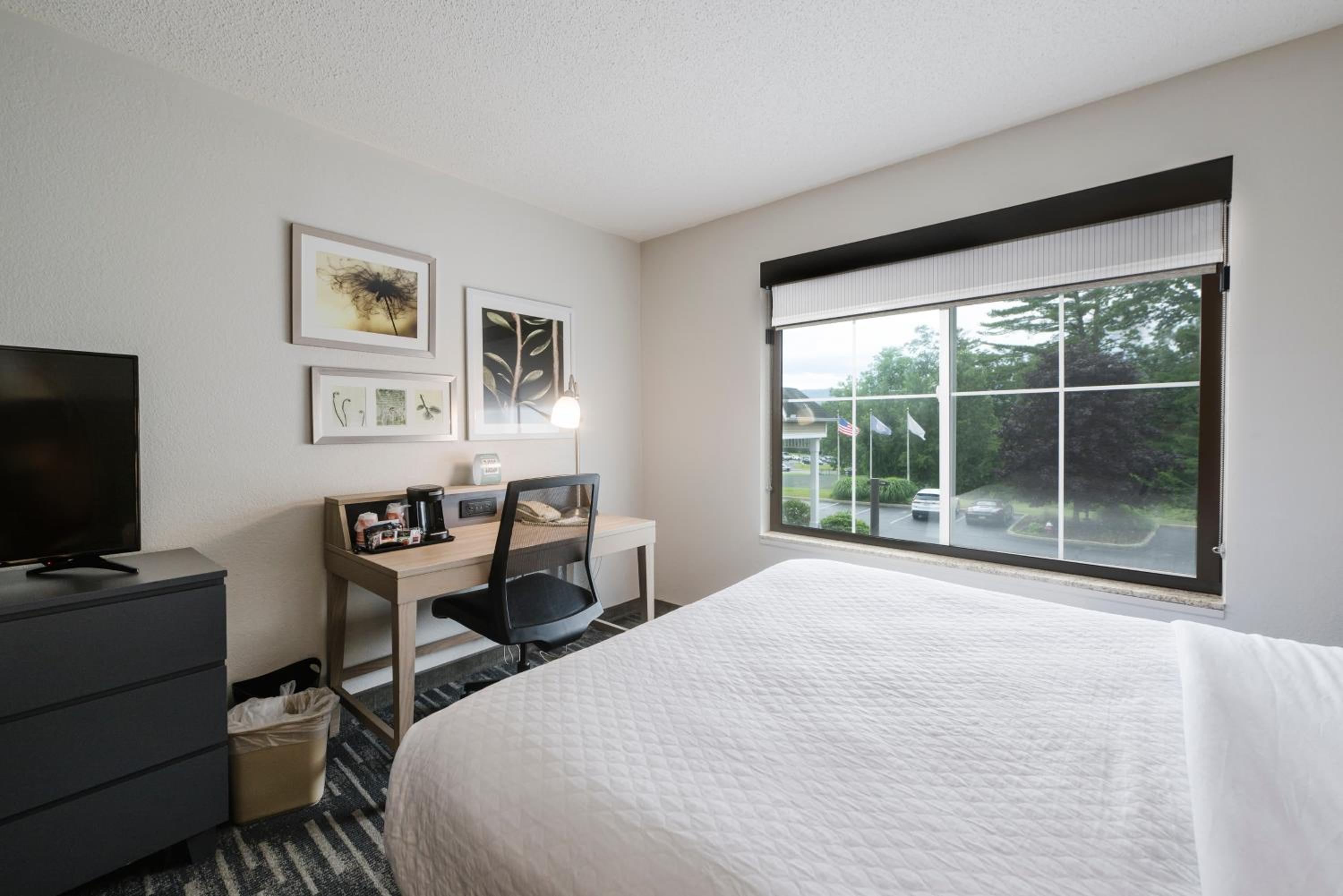 غرفة رباعية بسريرين كوين لذوي الإعاقة، Country Inn & Suites by Radisson, Queensbury - Lake George 3/9