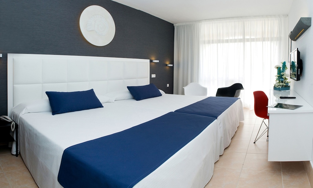 ROOM, DOUBLE BED