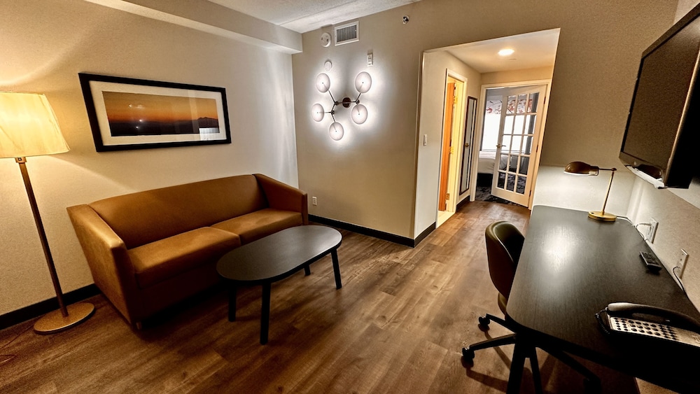 Newmarket Hotel And Suites 52/66