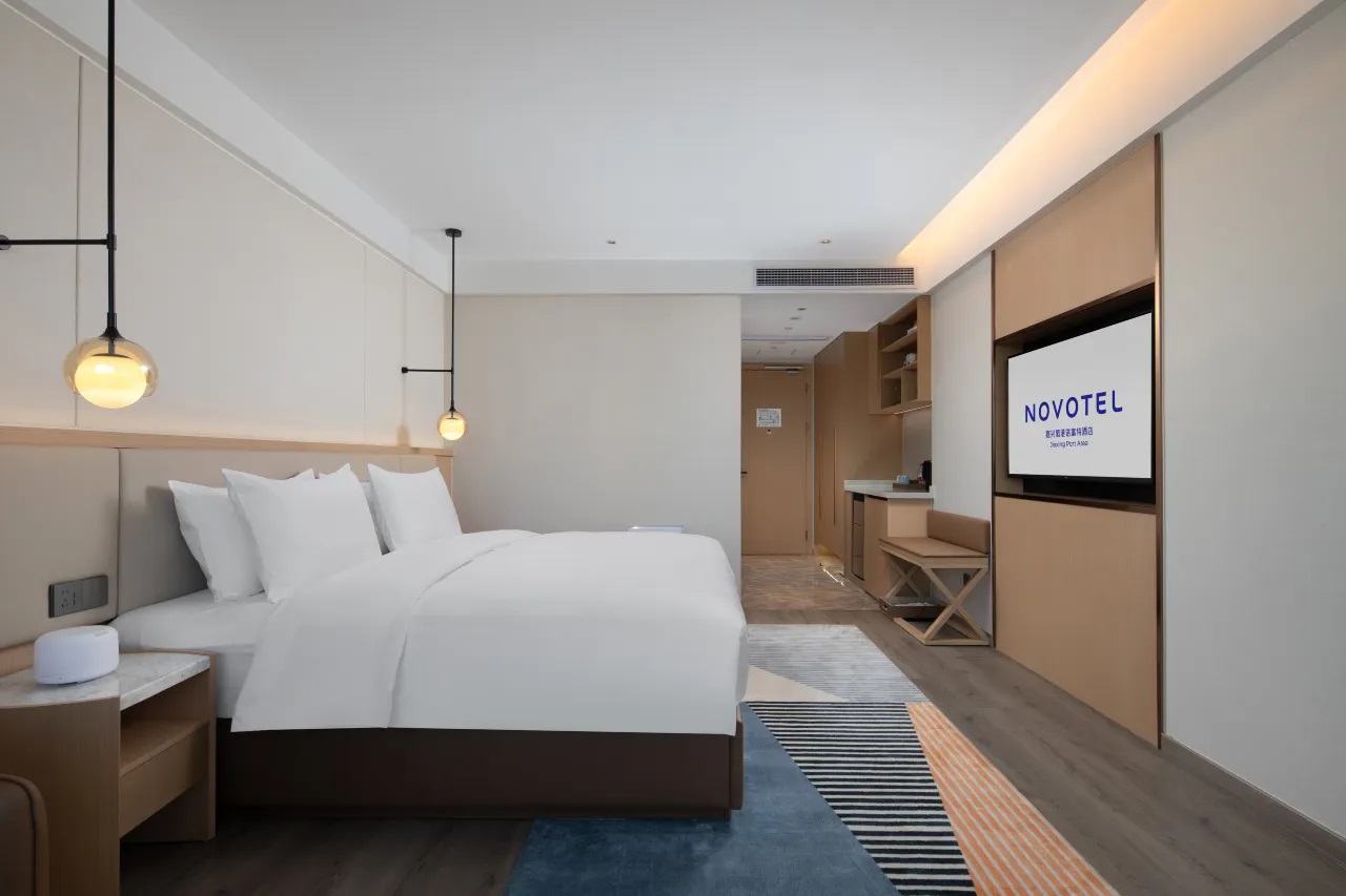 Deluxe, King Bed