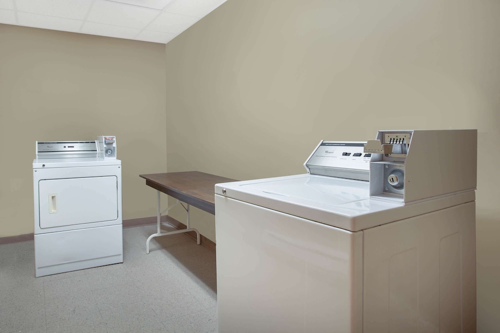 Super 8 by Wyndham Midland 13/29