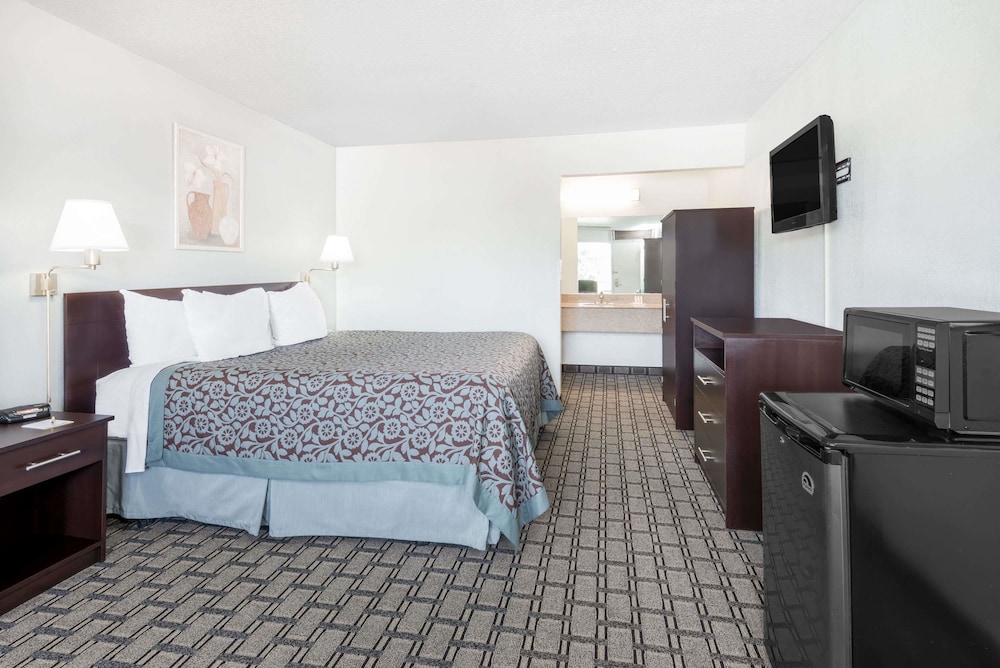 Days Inn By Wyndham St Clairsville 9/17