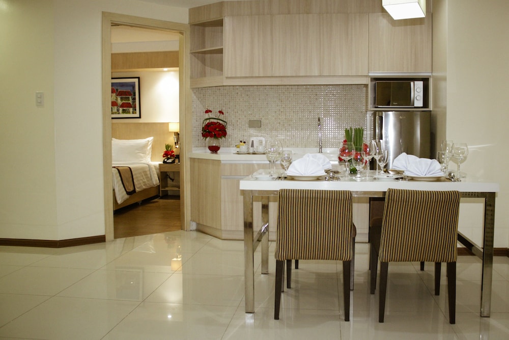 Golden Prince Hotel And Suites 33/50