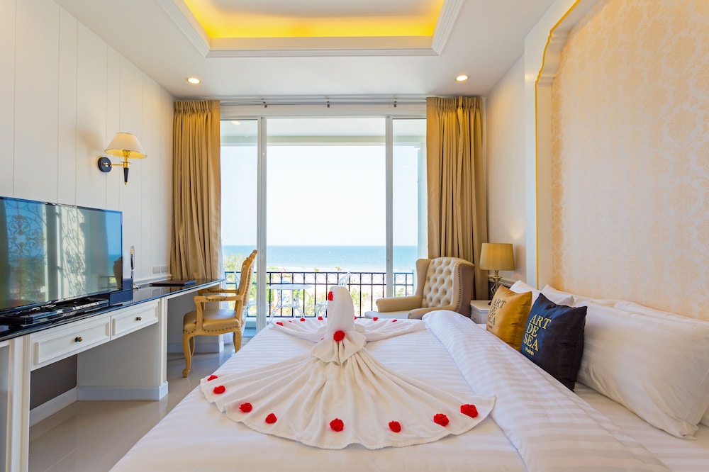 DELUXE, KING BED