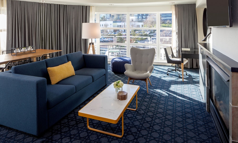 Rivers Edge Hotel Portland Tapestry Collection by Hilton 40/63