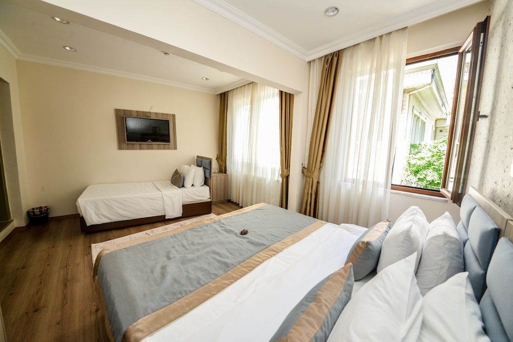 ROOM, TRIPLE