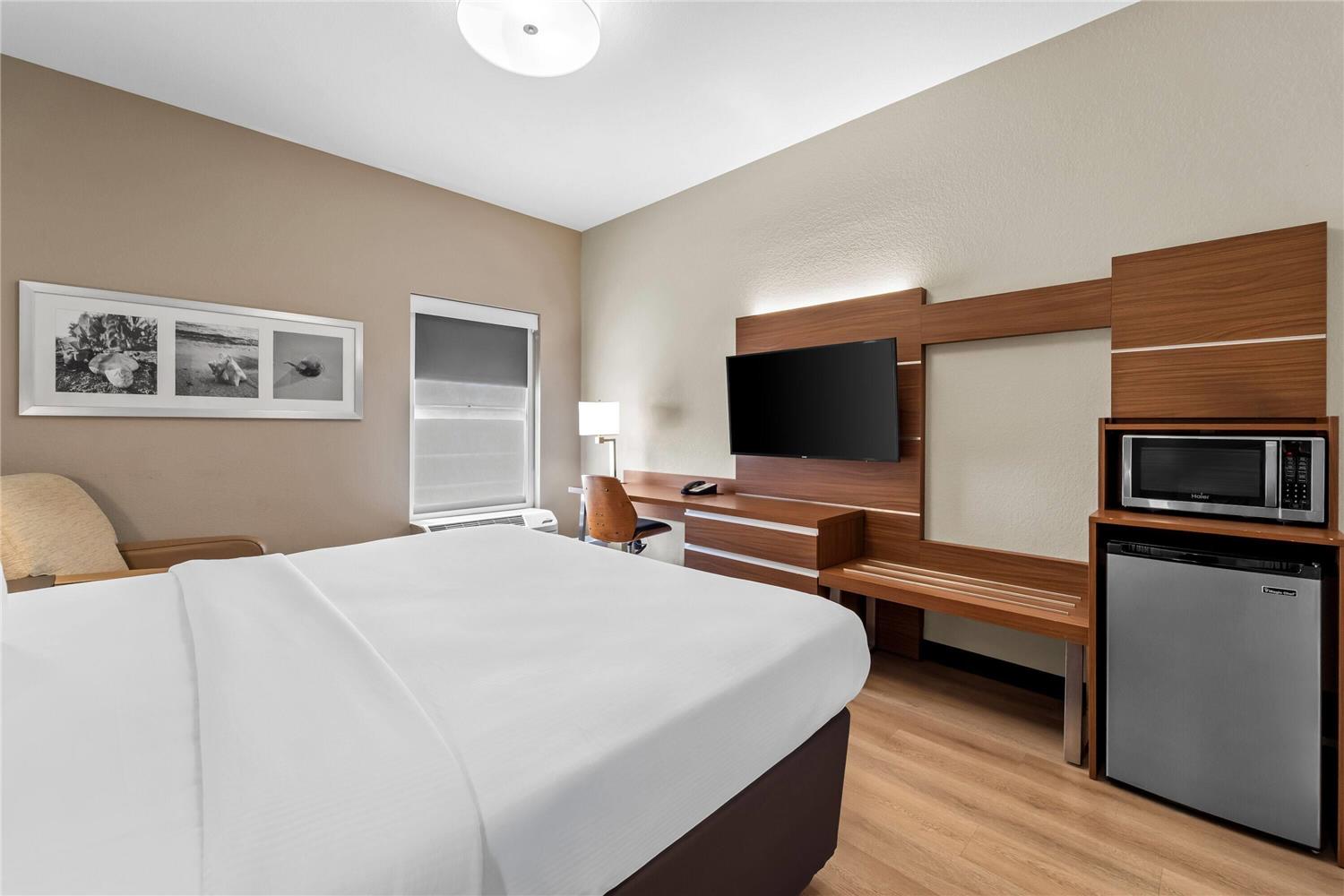 Days Inn Suites By Wyndham Fort Myers Near Jetblue Park 17/43