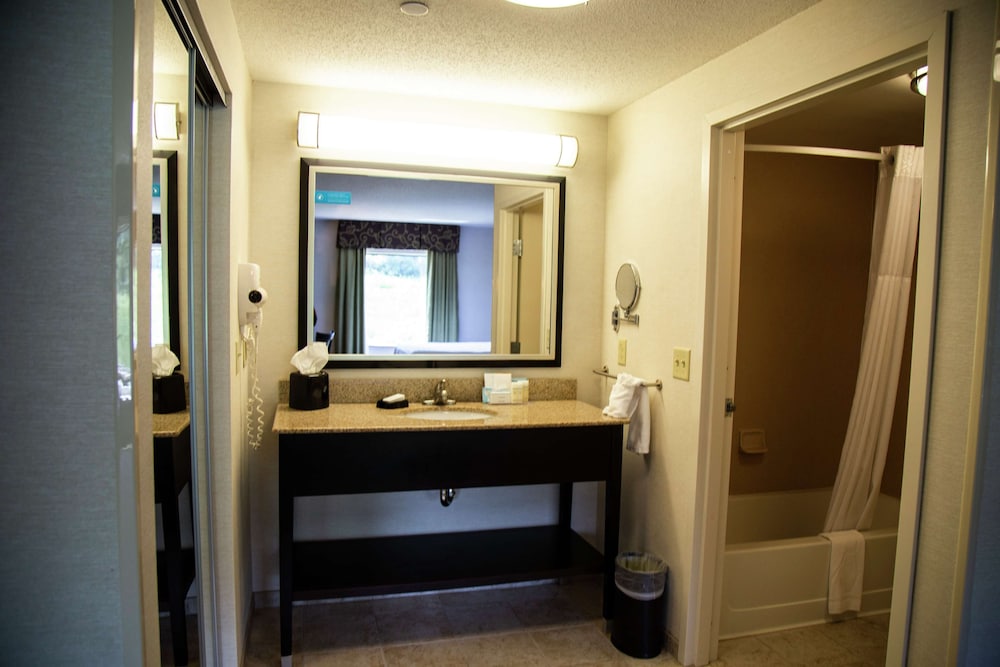 Hampton Inn and Suites Sharon 16/62
