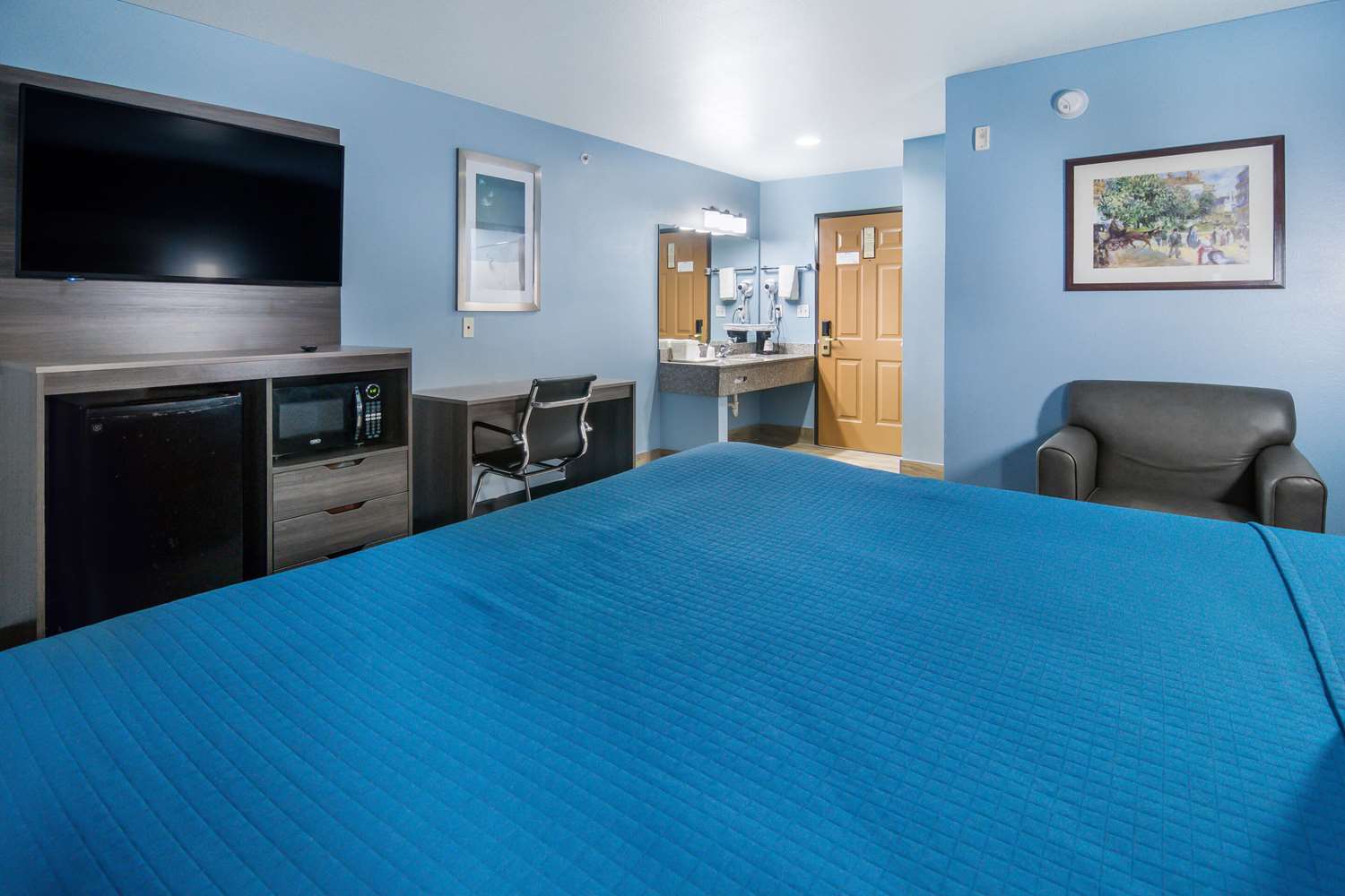غرفة بسرير كينج للمدخنين، Rodeway Inn Carrollton I-35E 4/6