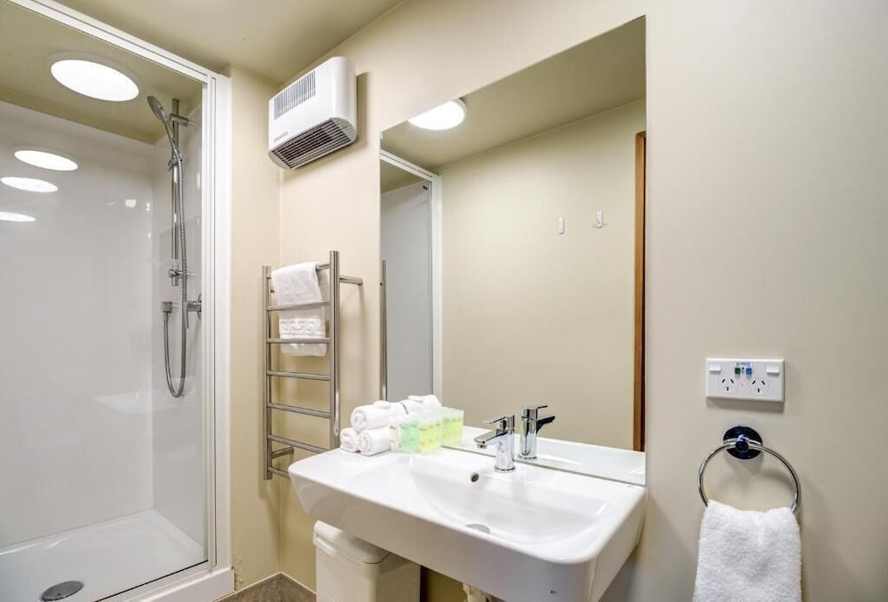 Lakefront Apartments and Lodges 46/49