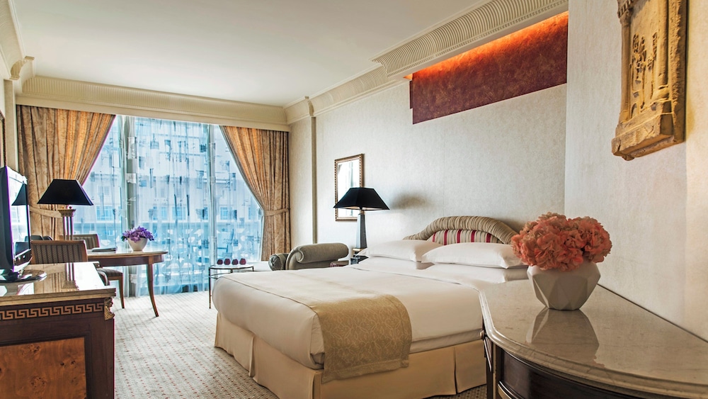 غرفة بريميوم بسرير كينج بإطلالة على المسبح بشرفة، Intercontinental Phoenicia Beirut 3/4