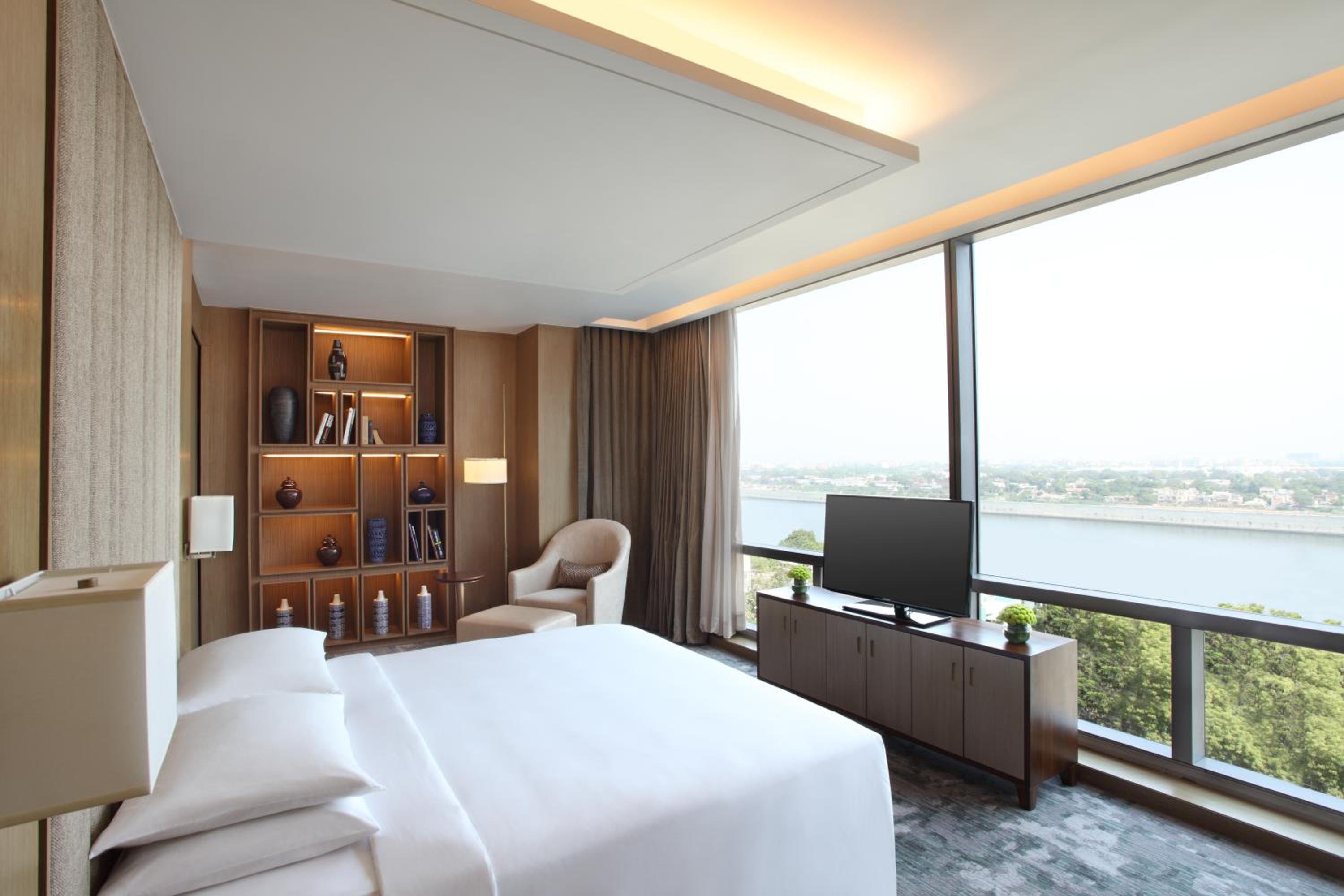 Diplomat, Spa, Suite, King Bed