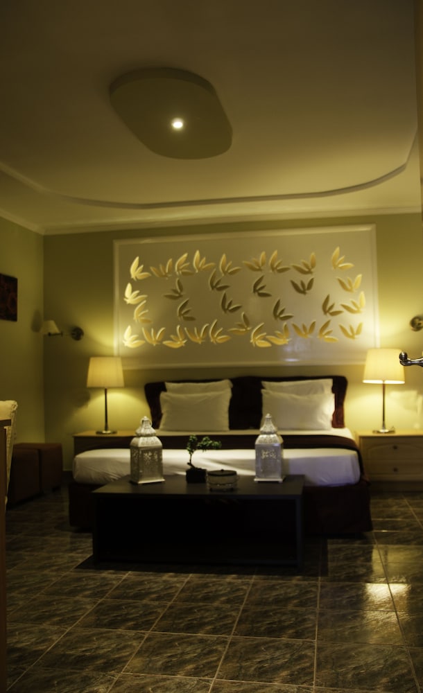 LYDIA HOTEL 52/82