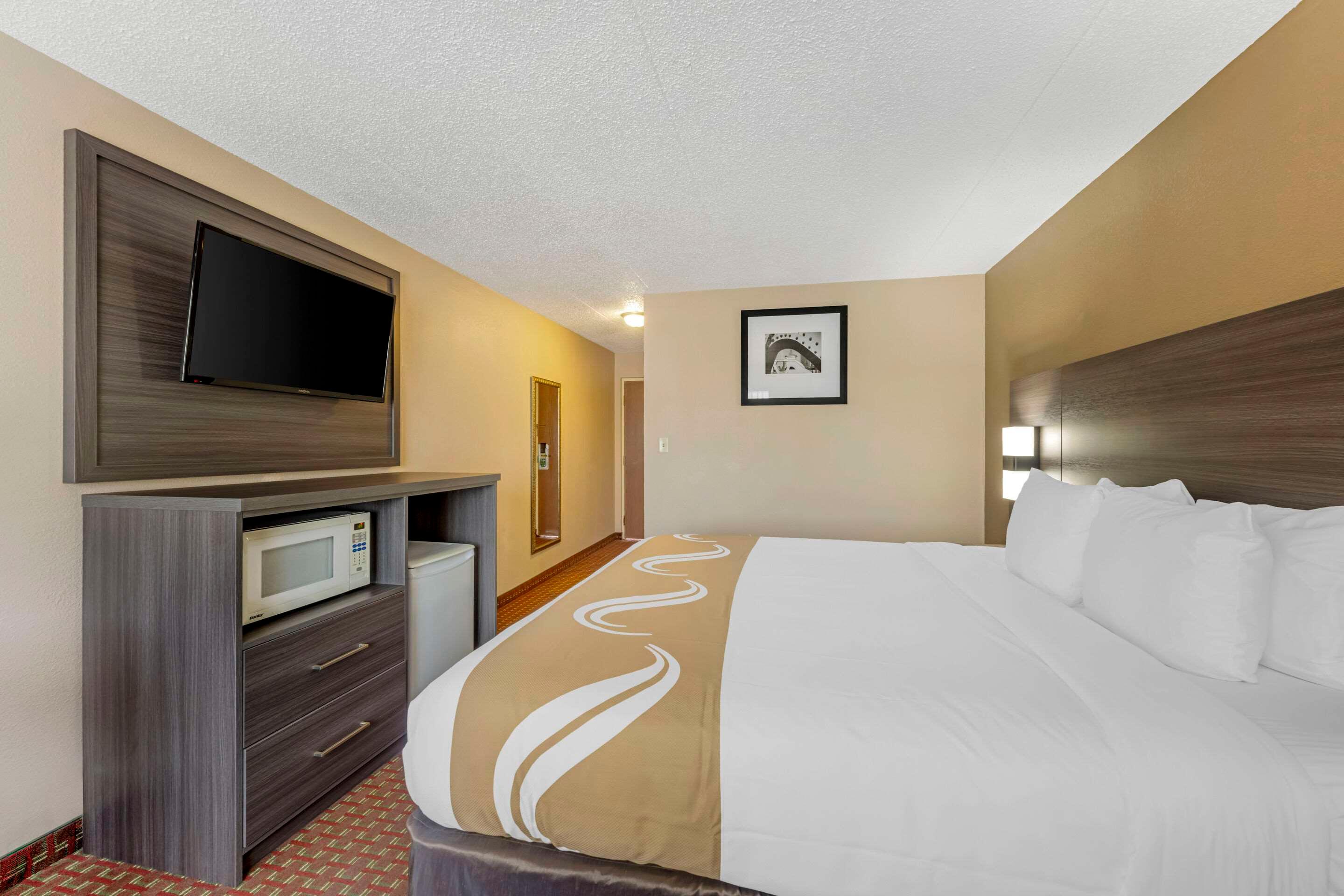 ROOM, KING BED