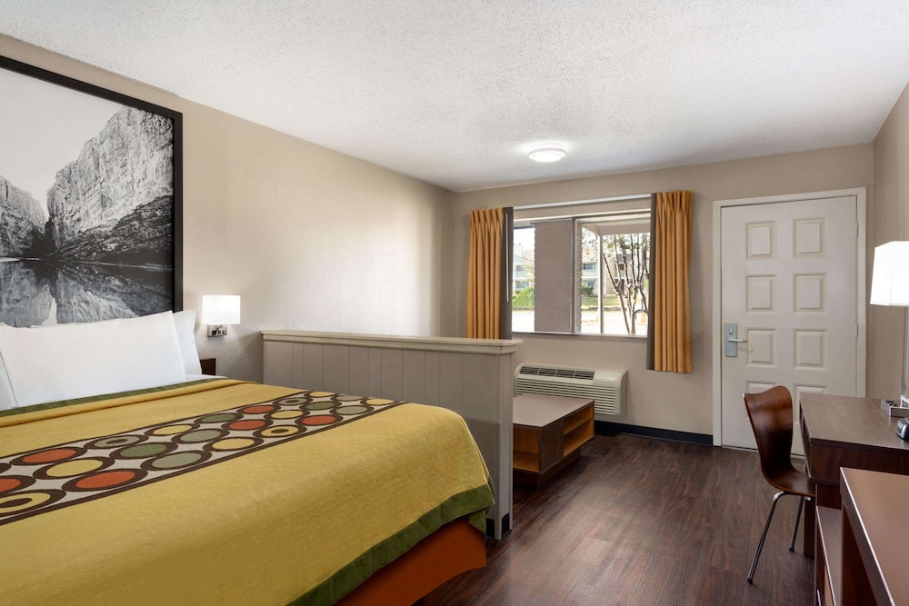 Super 8 by Wyndham Universal City 44/55
