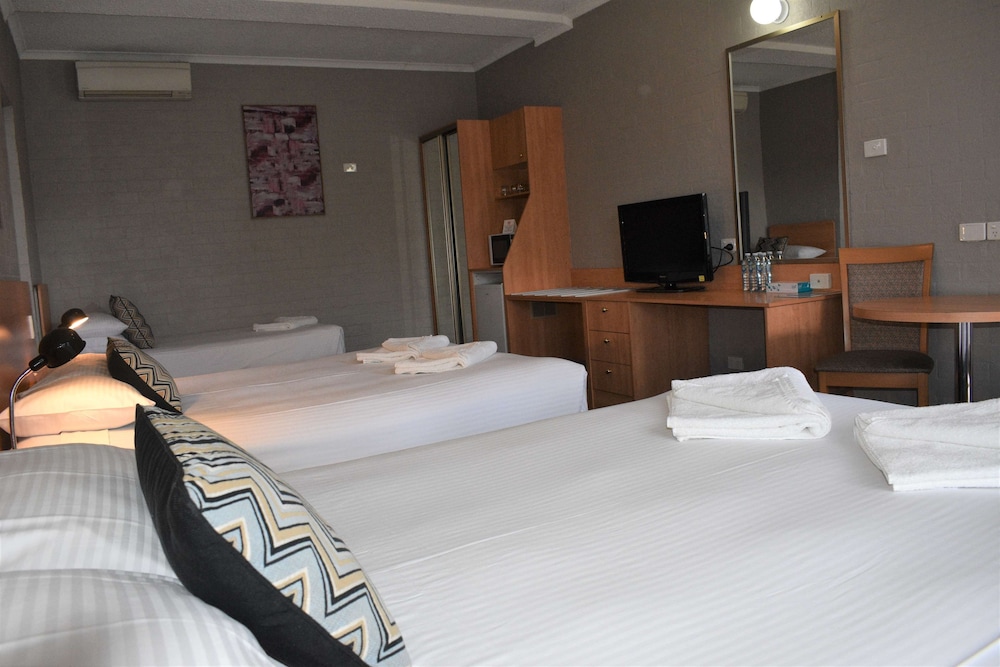 Coachmans Inn Motel 22/34