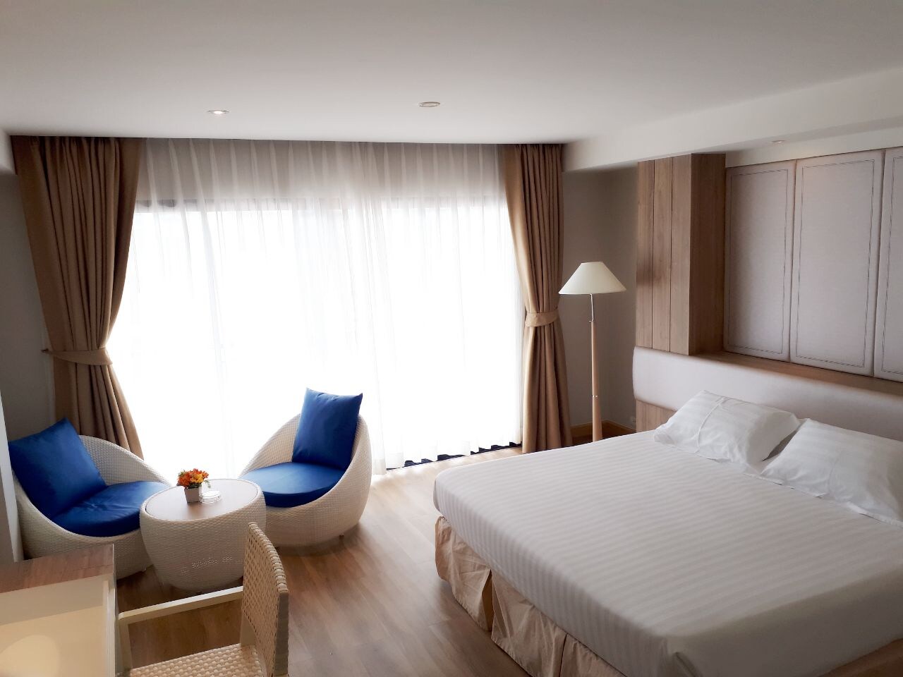 DELUXE, QUEEN BED, PARTIAL SEA VIEW