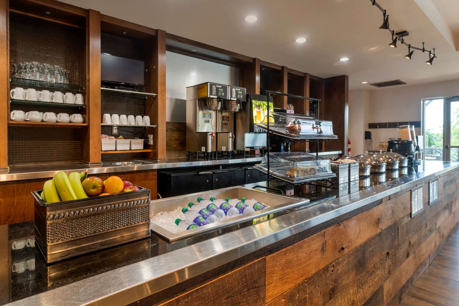 Best Western Plus Chocolate Lake Hotel 12/80