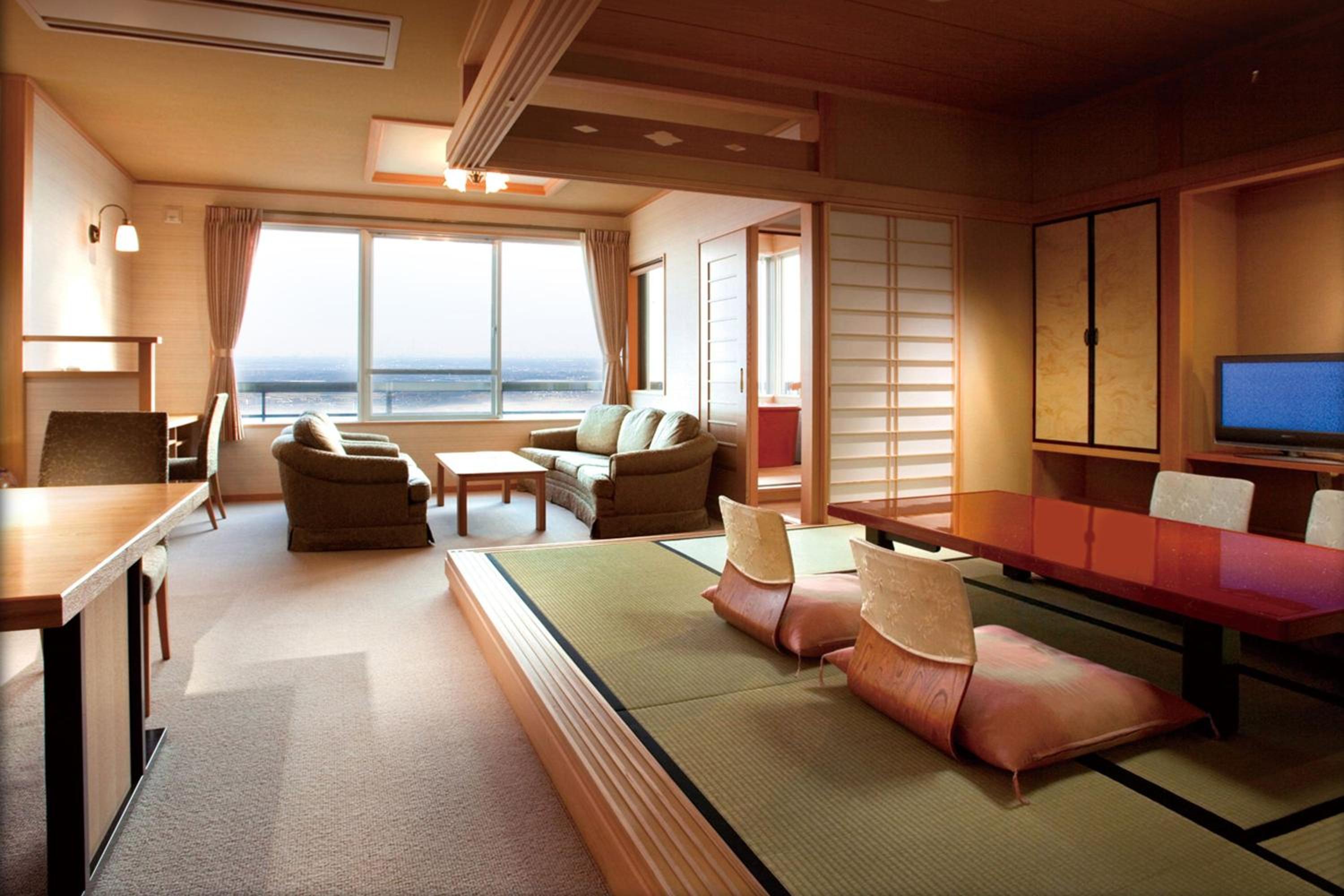 غرفة يابانية بانورامية بإطلالة بمنطقة جلوس بأرضية تاتامي