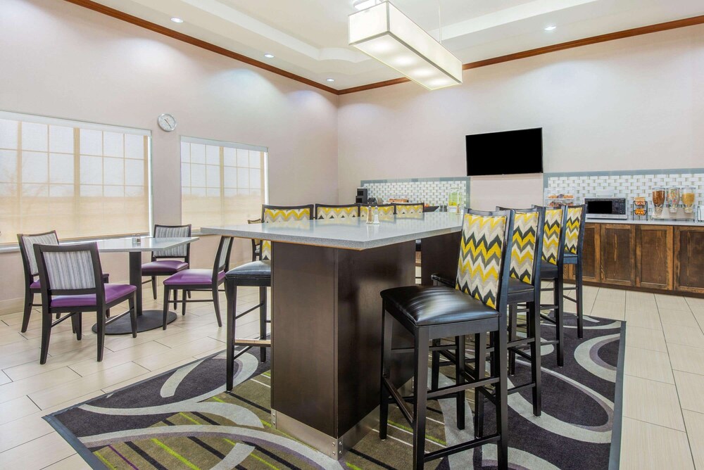 La Quinta Inn and Suites by Wyndham Gainesville 33/35