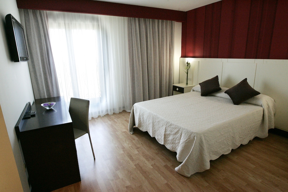 LA BASTIDA HOTEL 4/18