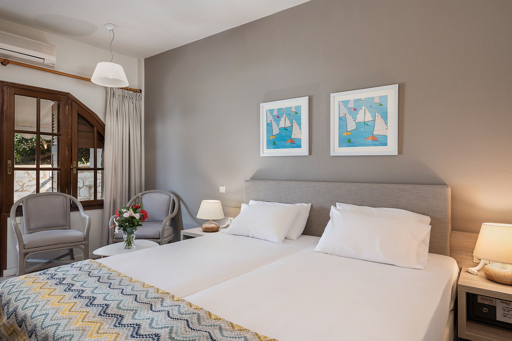 STUDIO, TWIN BEDS