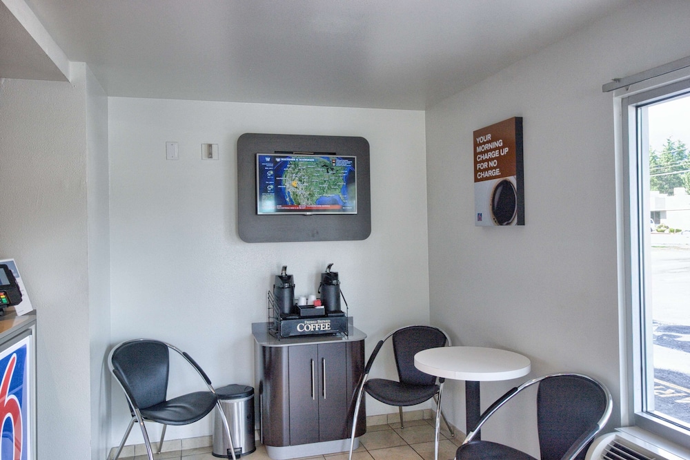Motel6 Everett, WA - North 25/38