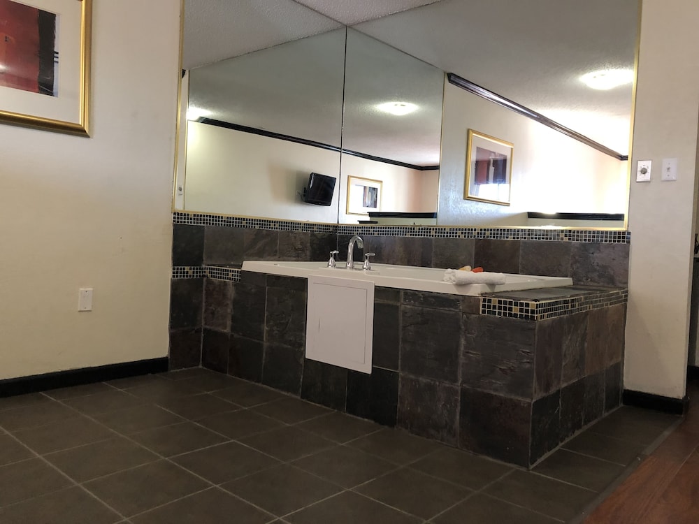 Araamda Inn Norcross 5/72