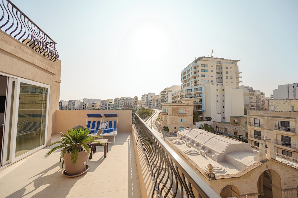 Superior, Twin Beds, Chapel View, City View, Hot Tub, Gillieru Harbour 5/5