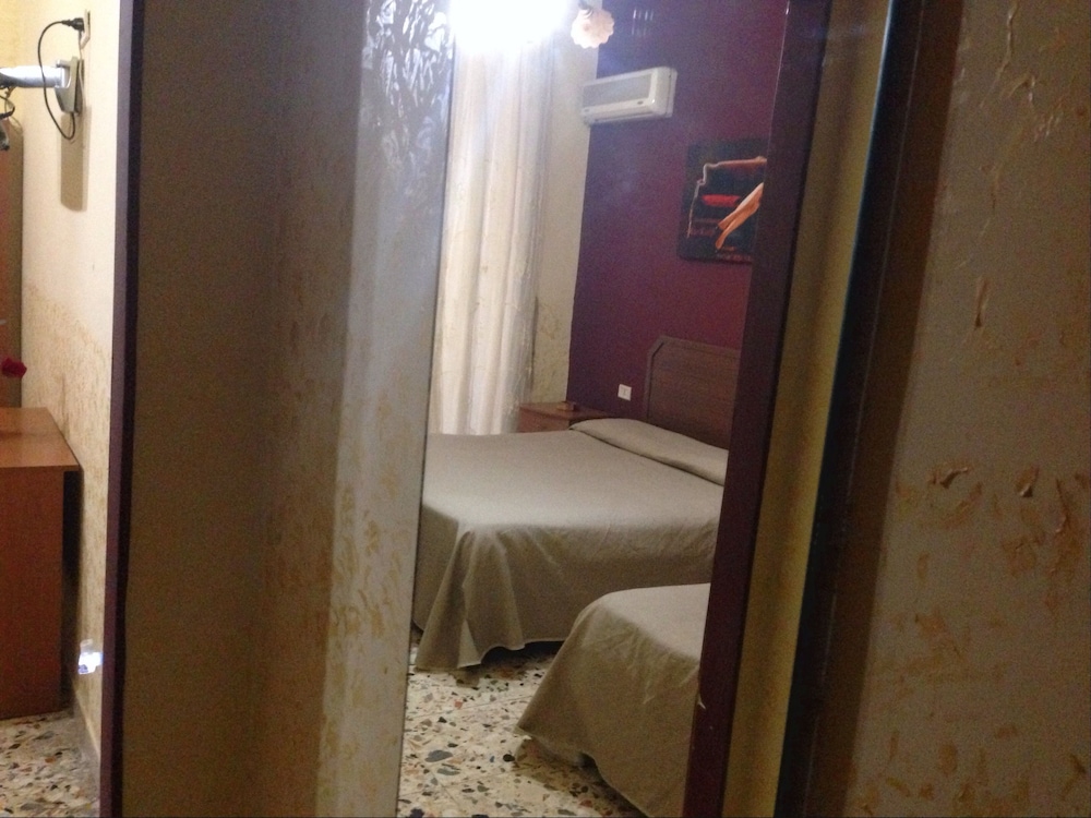 Hotel Poker 11/33