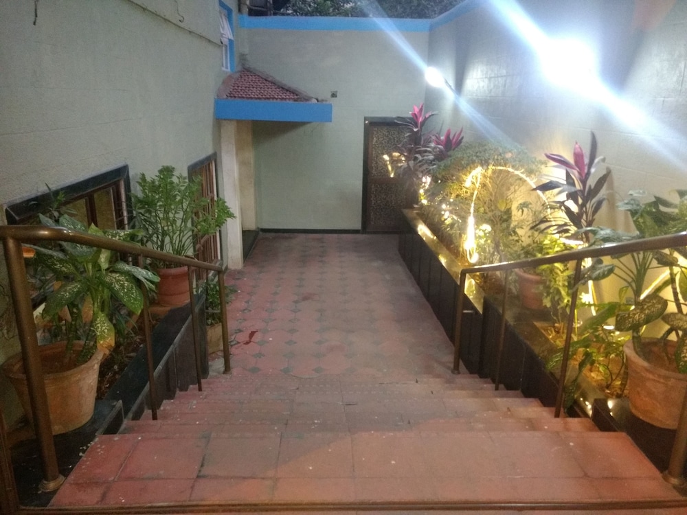 Pals Hotel 43/52