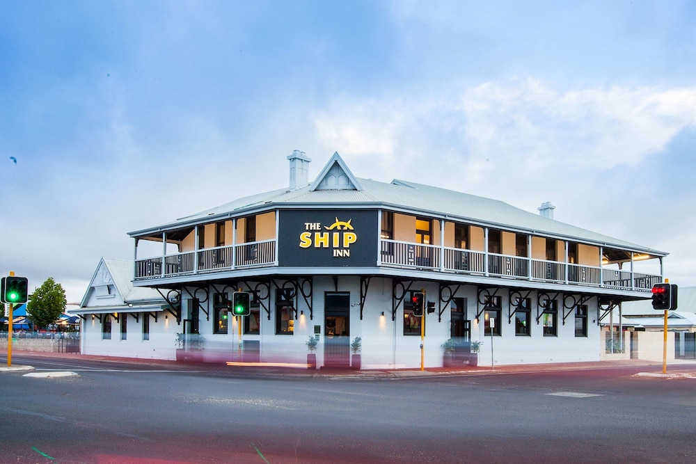 Nightcap at the Ship Inn (ex The Royal Palms Resort) 4/66