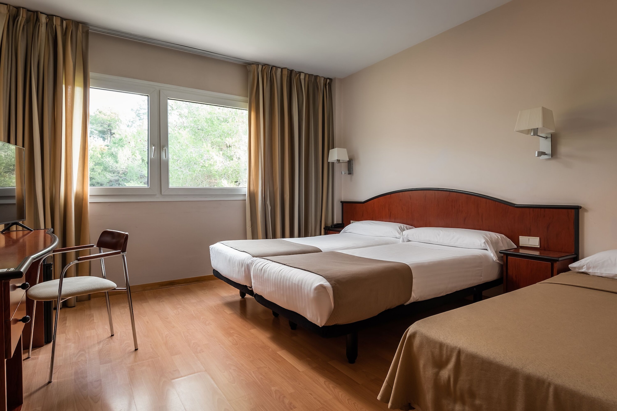 غرفة تنفيذية ثلاثية بسريرين منفصلين مع أريكة، Hotel Augusta Barcelona Valles 4/8