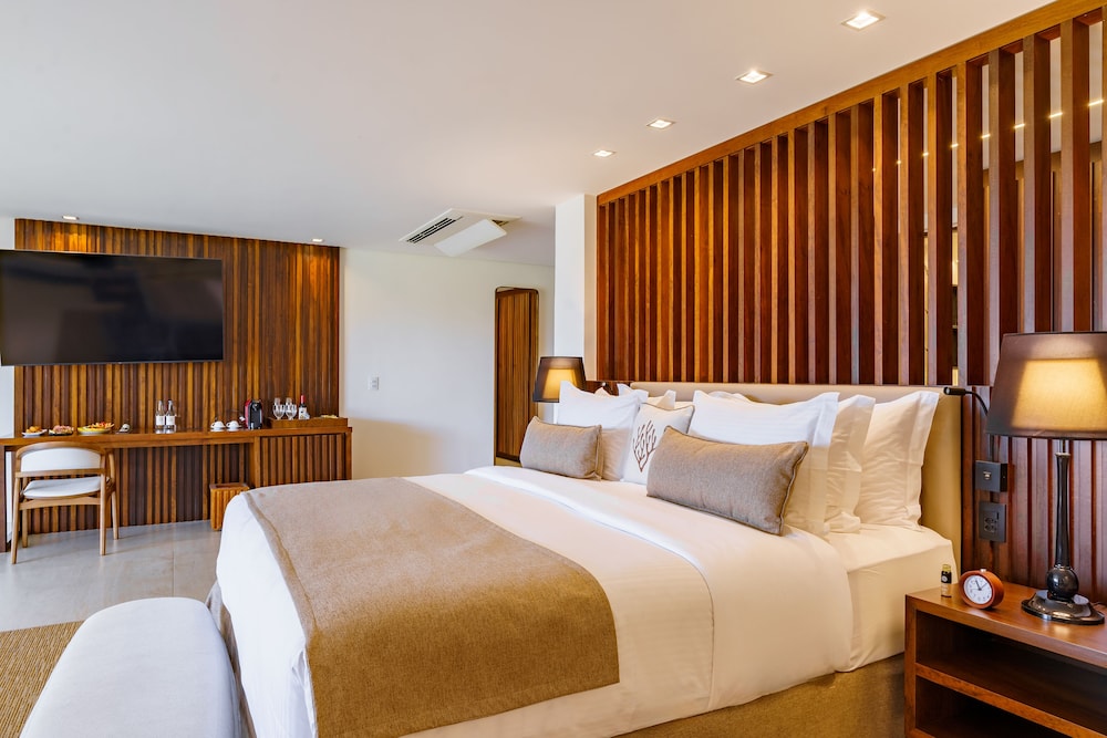 Deluxe, King and Twin Beds, Golf Course View, Bathtub