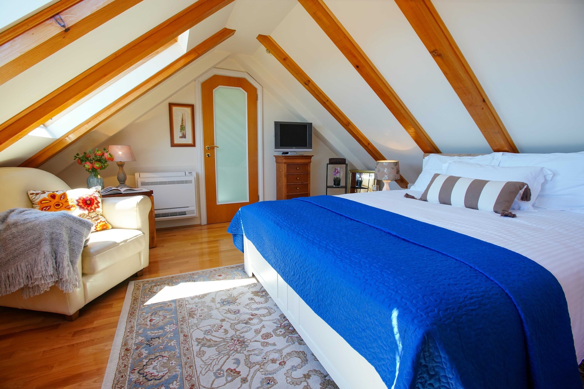 COMFORT, STUDIO, QUEEN BED, HARBOUR VIEW, KITCHENETTE