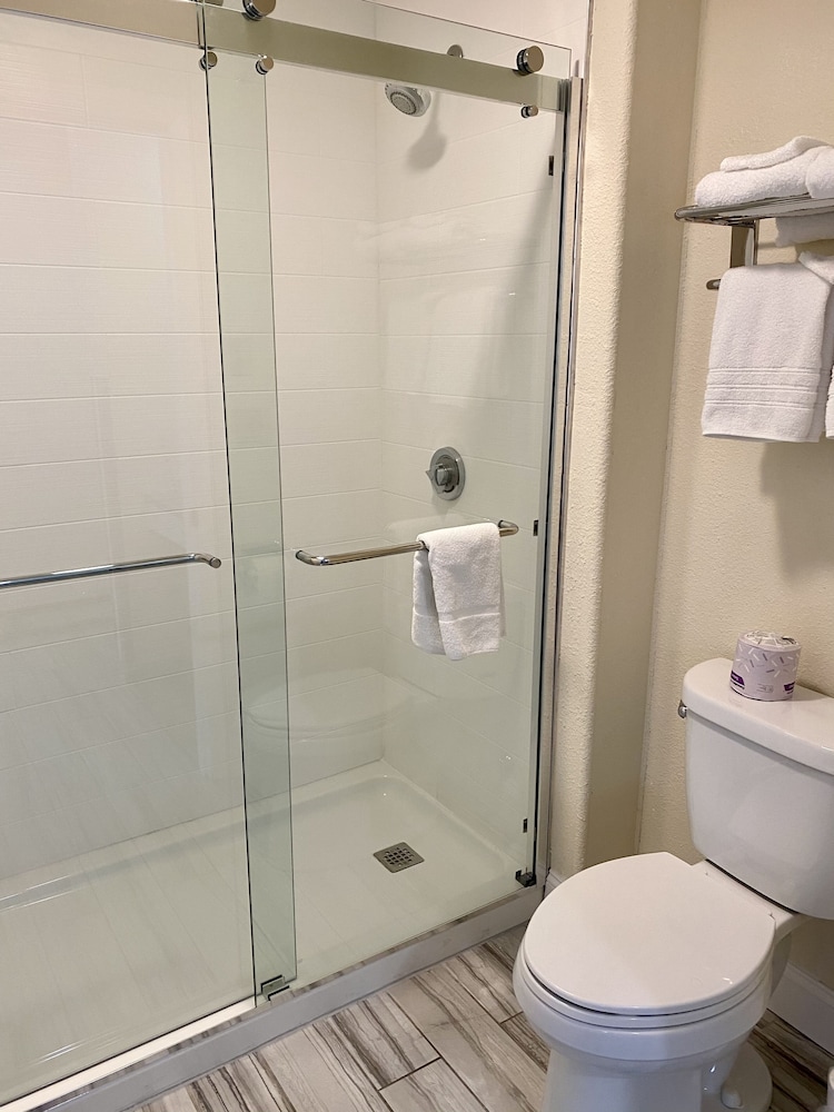 Beacon Inn and Suites 8/40