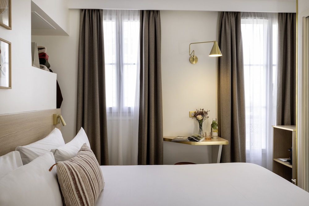 ROOM, DOUBLE BED