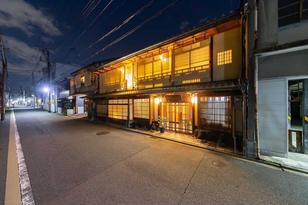 Traditional Kyoto Inn serving Kyoto cuisine IZUYASU 46/50