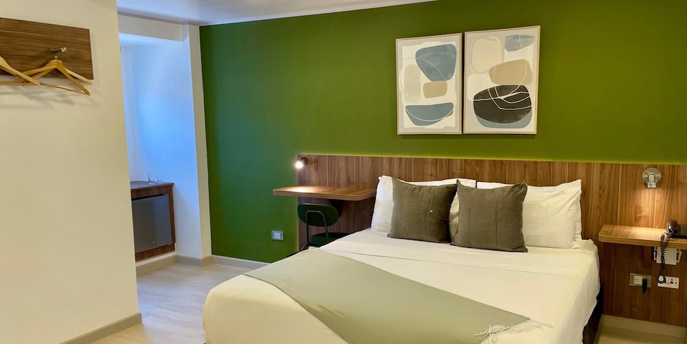 BUSINESS, QUEEN BED