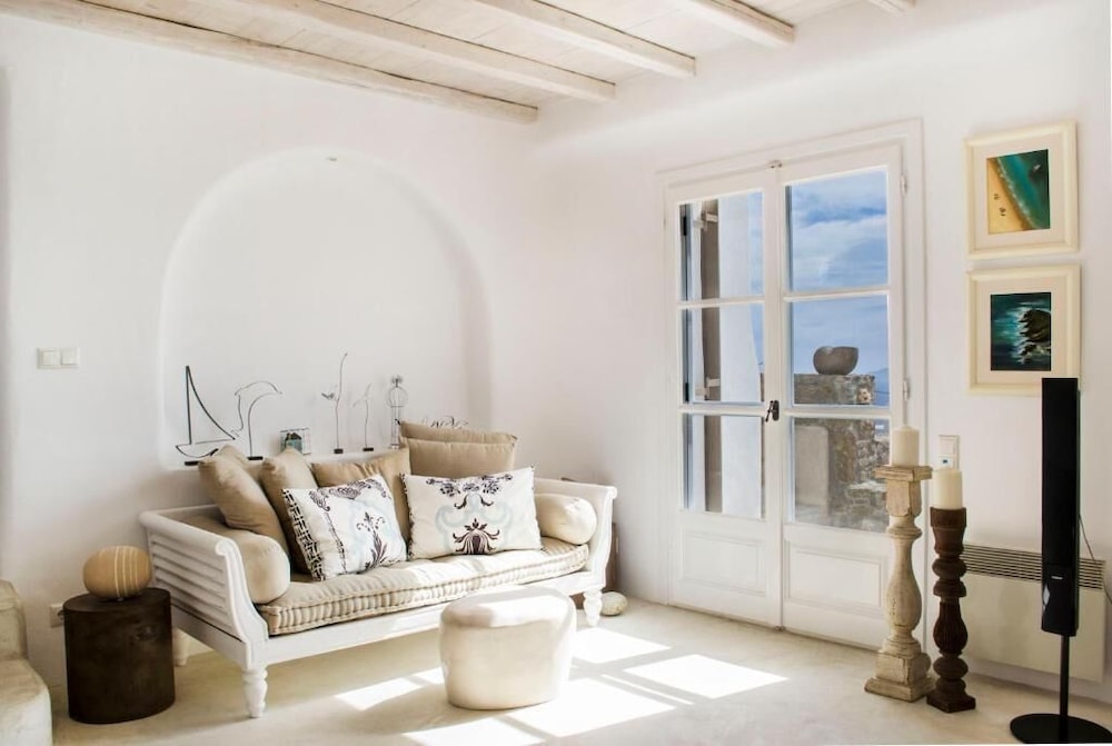 WHITE ROCK SUITES & VILLAS 27/50
